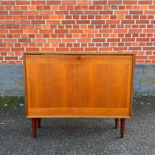 Barskåp i teak med belysning