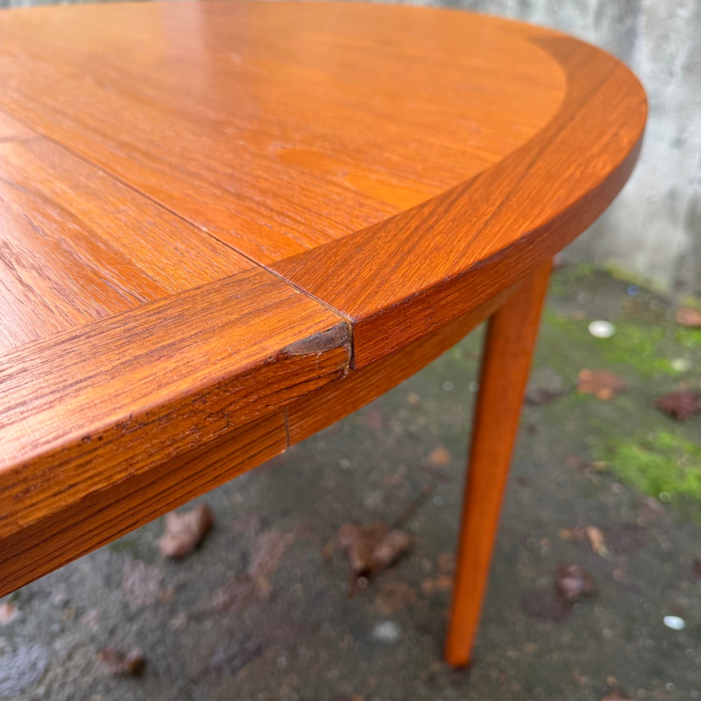 Runt matbord med inläggsskiva