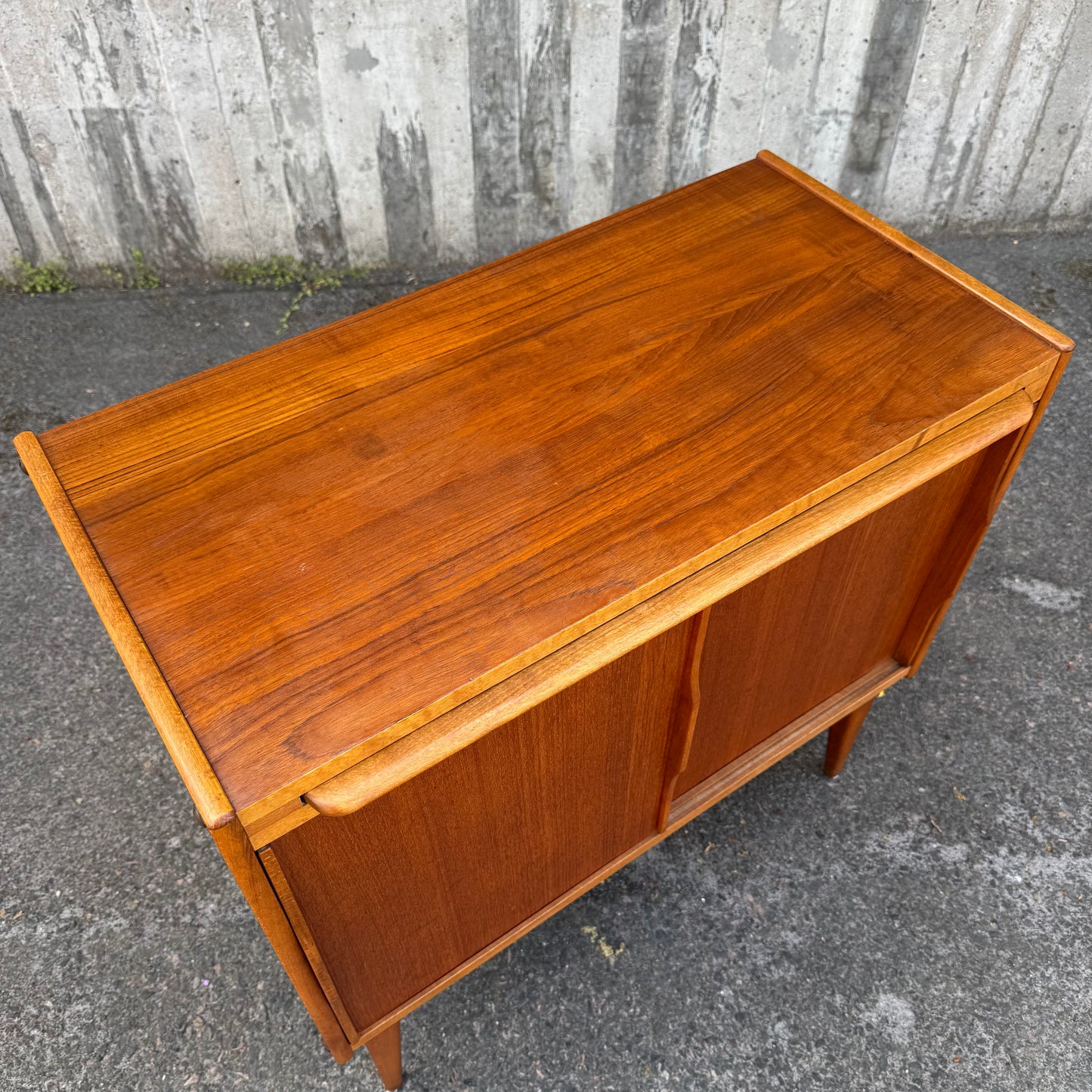 Nätt sideboard i valnöt