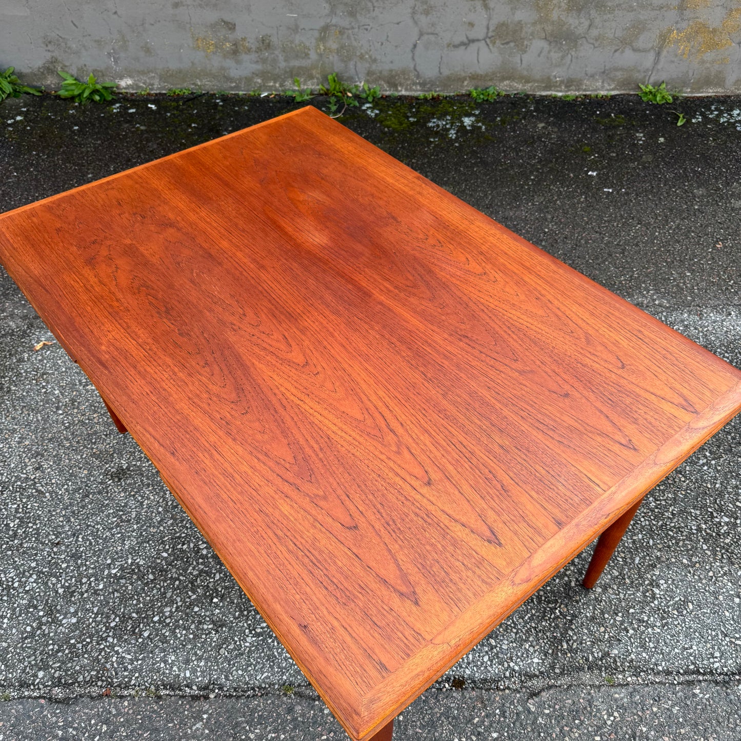 Danskt matbord med två utdragsskivor