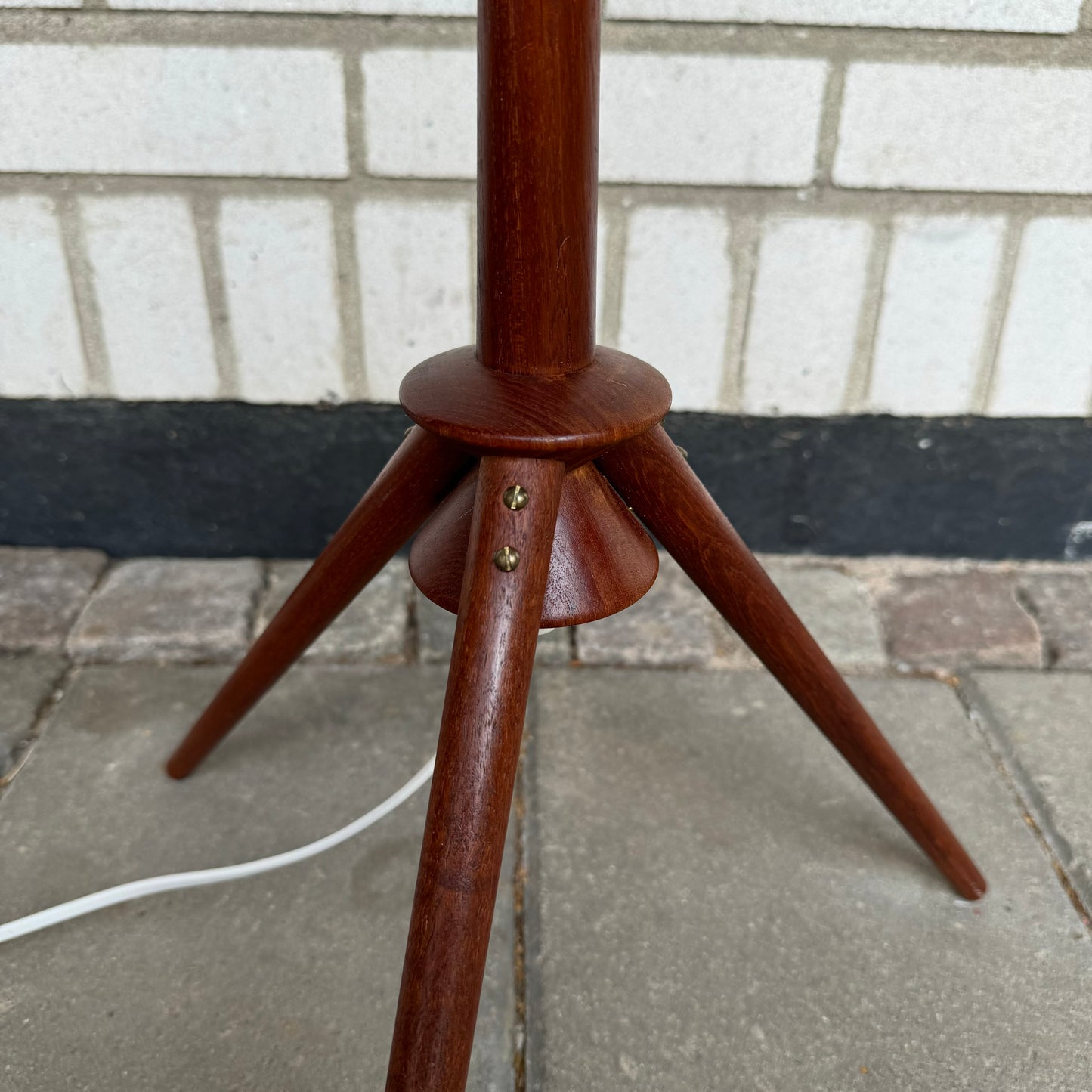 Floor lamp in teak