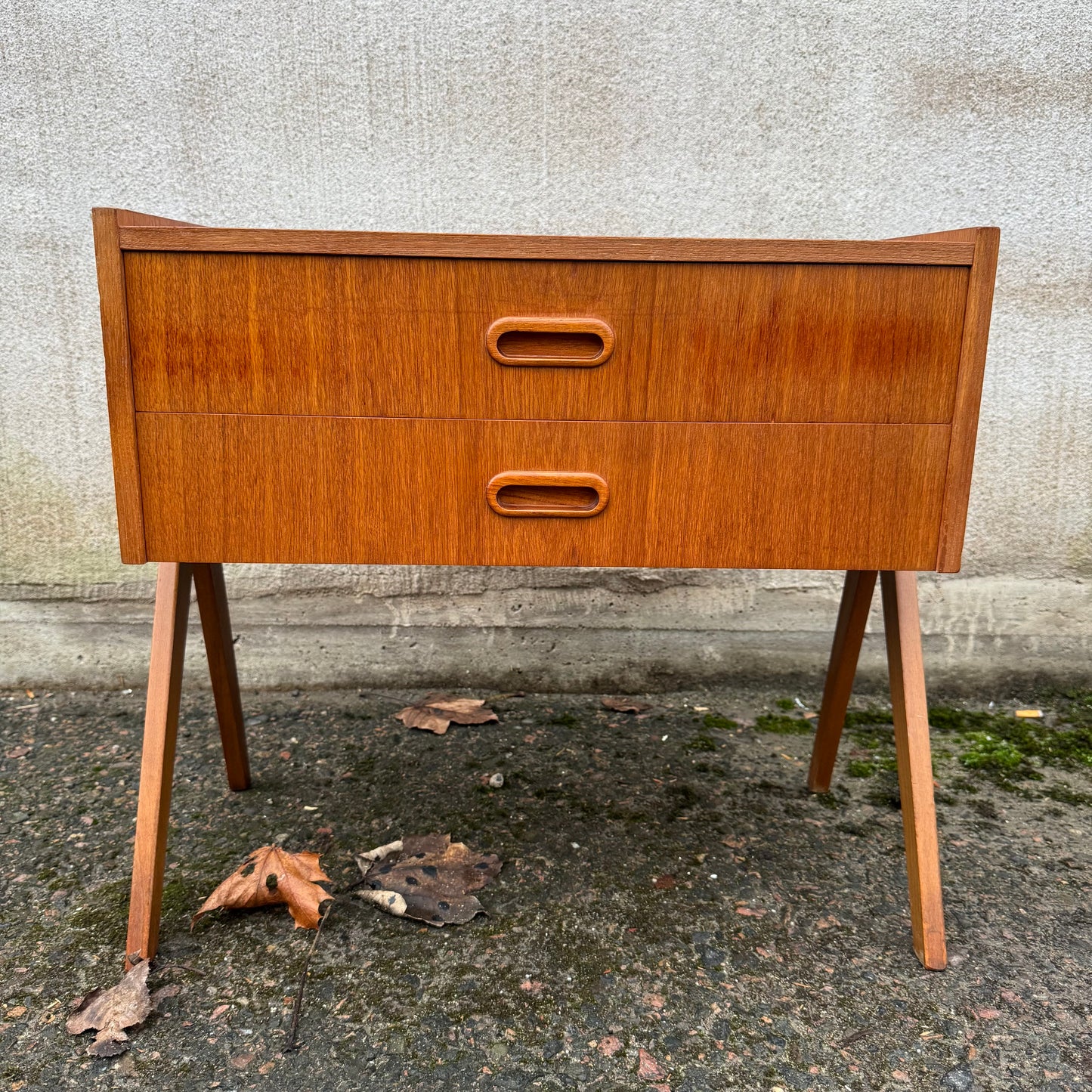 Byrå med två lådor