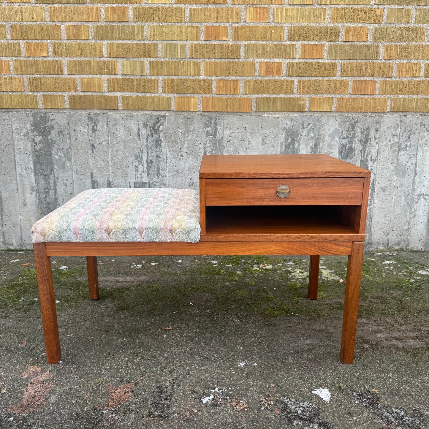 Hallmöbel i valnöt