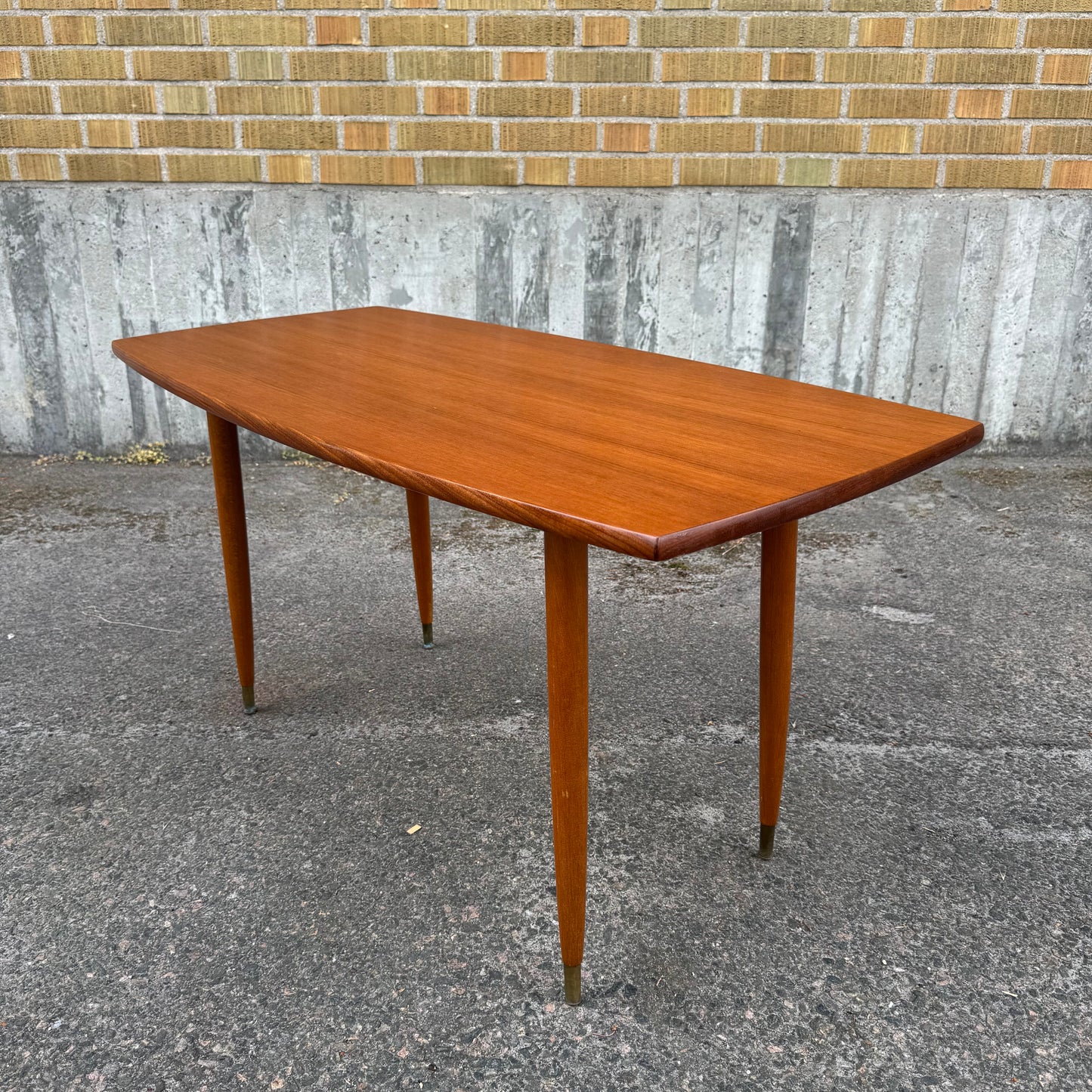 Nätt sidobord i teak