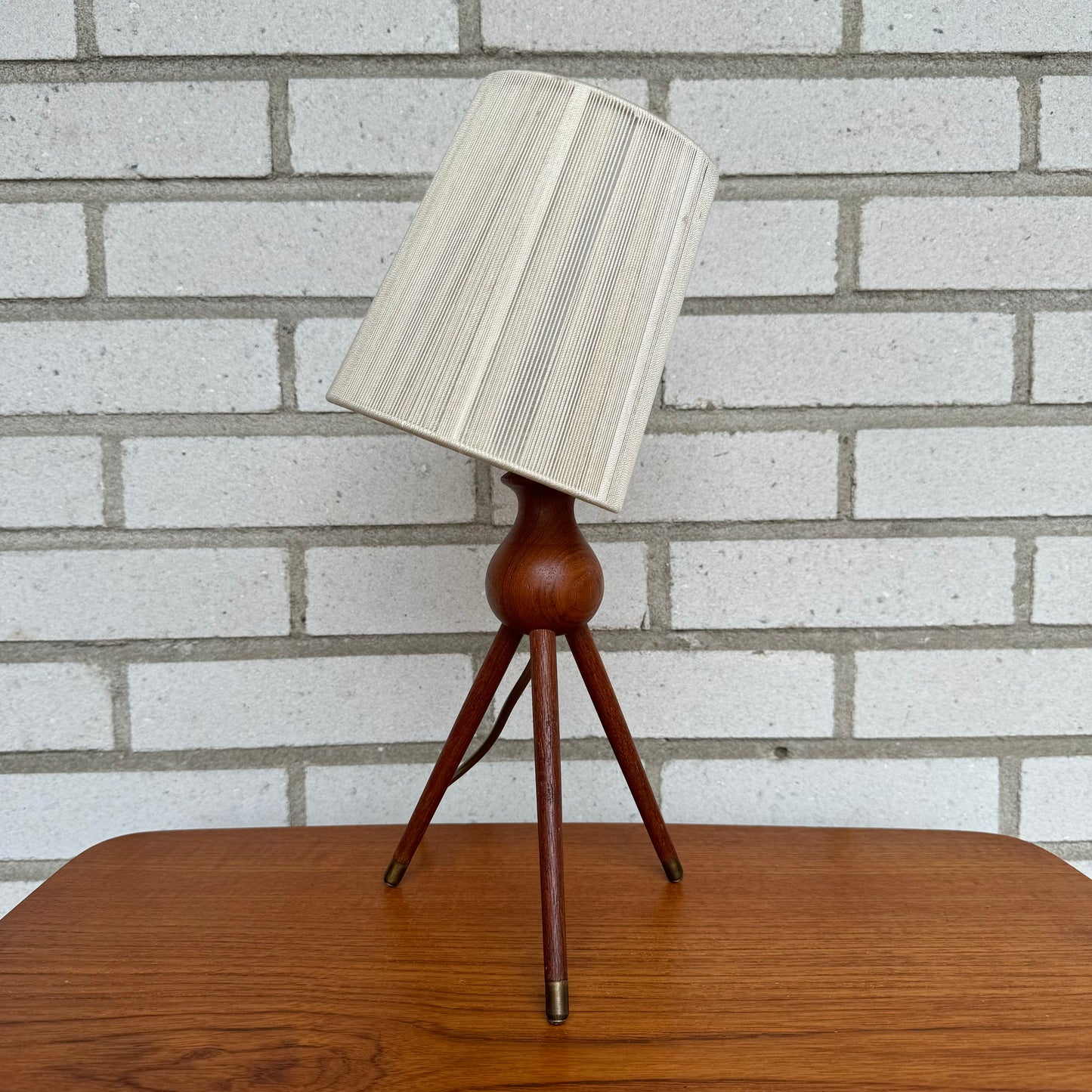 Tripod lamp in teak