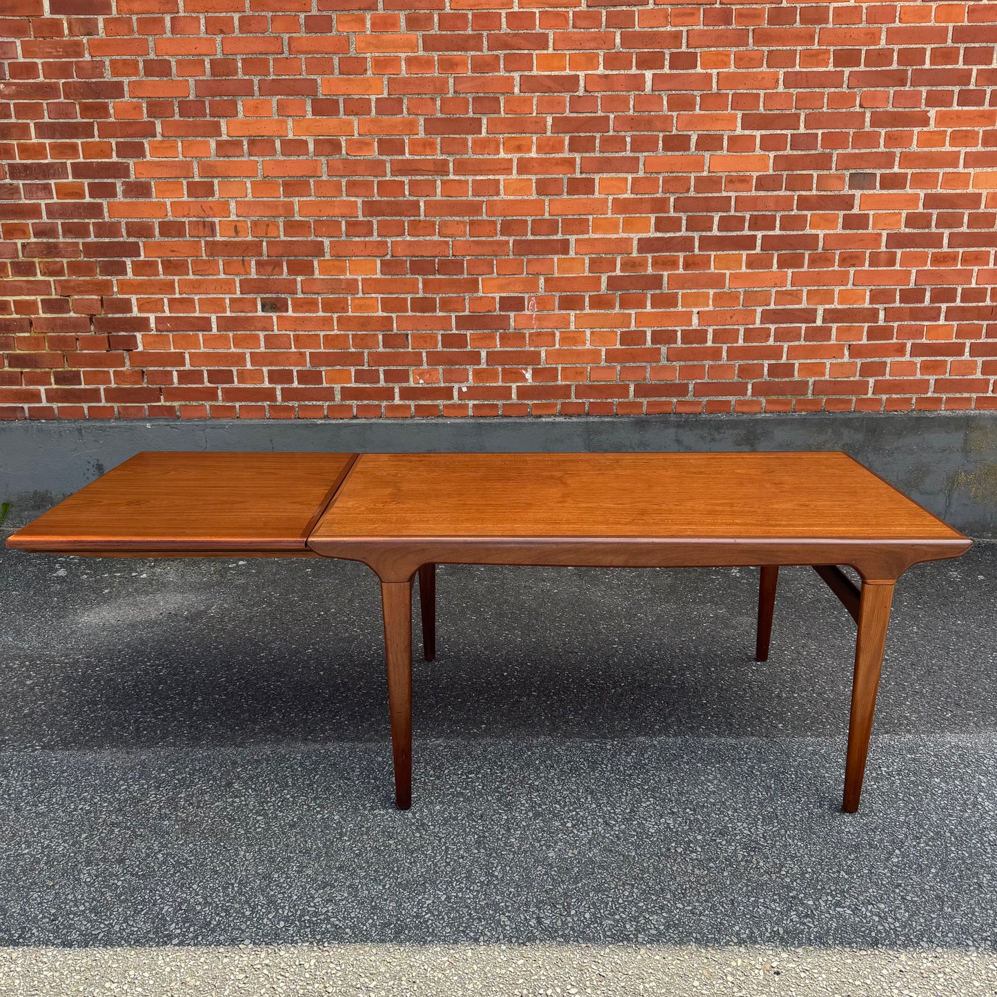 Matbord av Johannes Andersen för Uldum Møbelfabrik