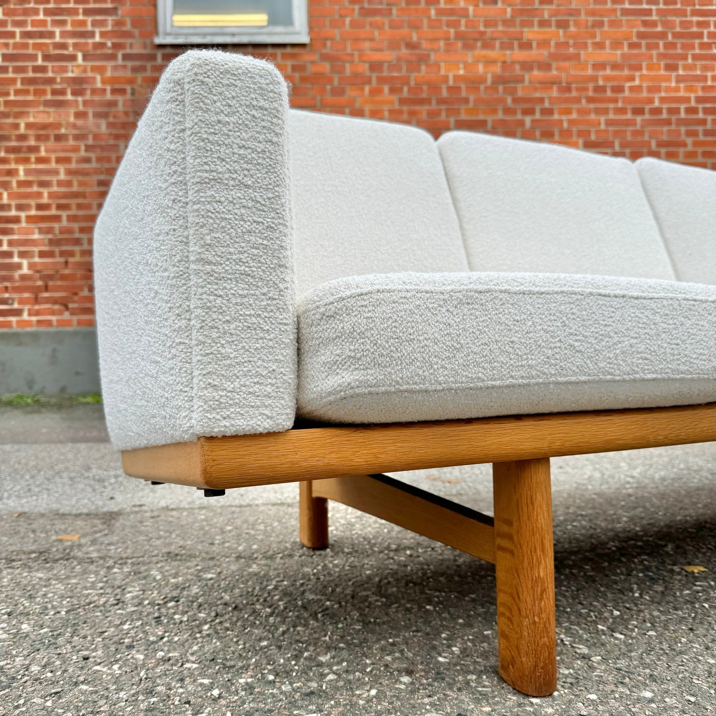 Modell GE-235 av Hans J. Wegner för Getama