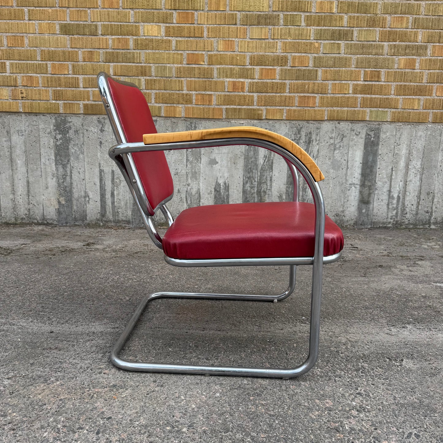 Funkisstol med röd galon