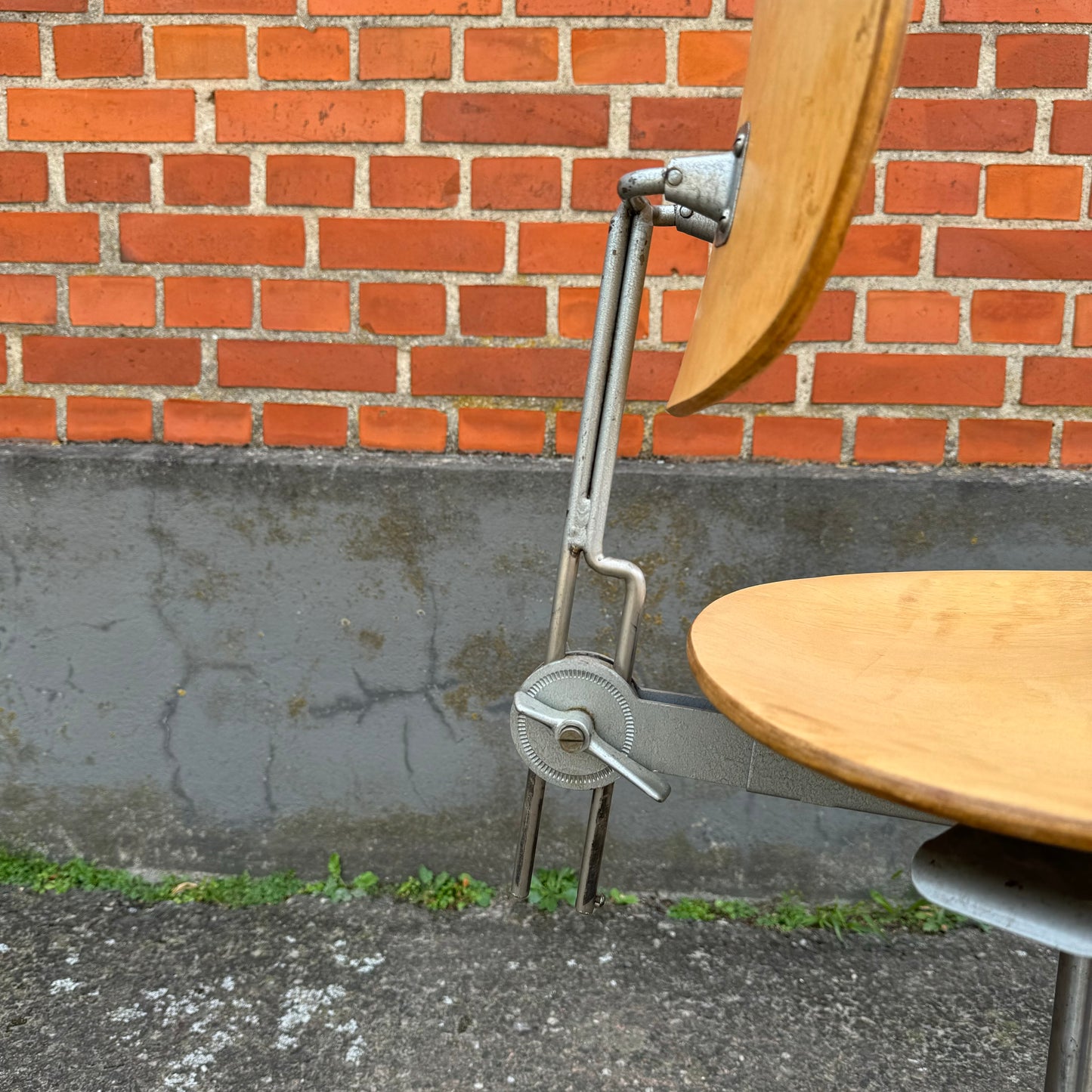 Adjustable mid century working chair