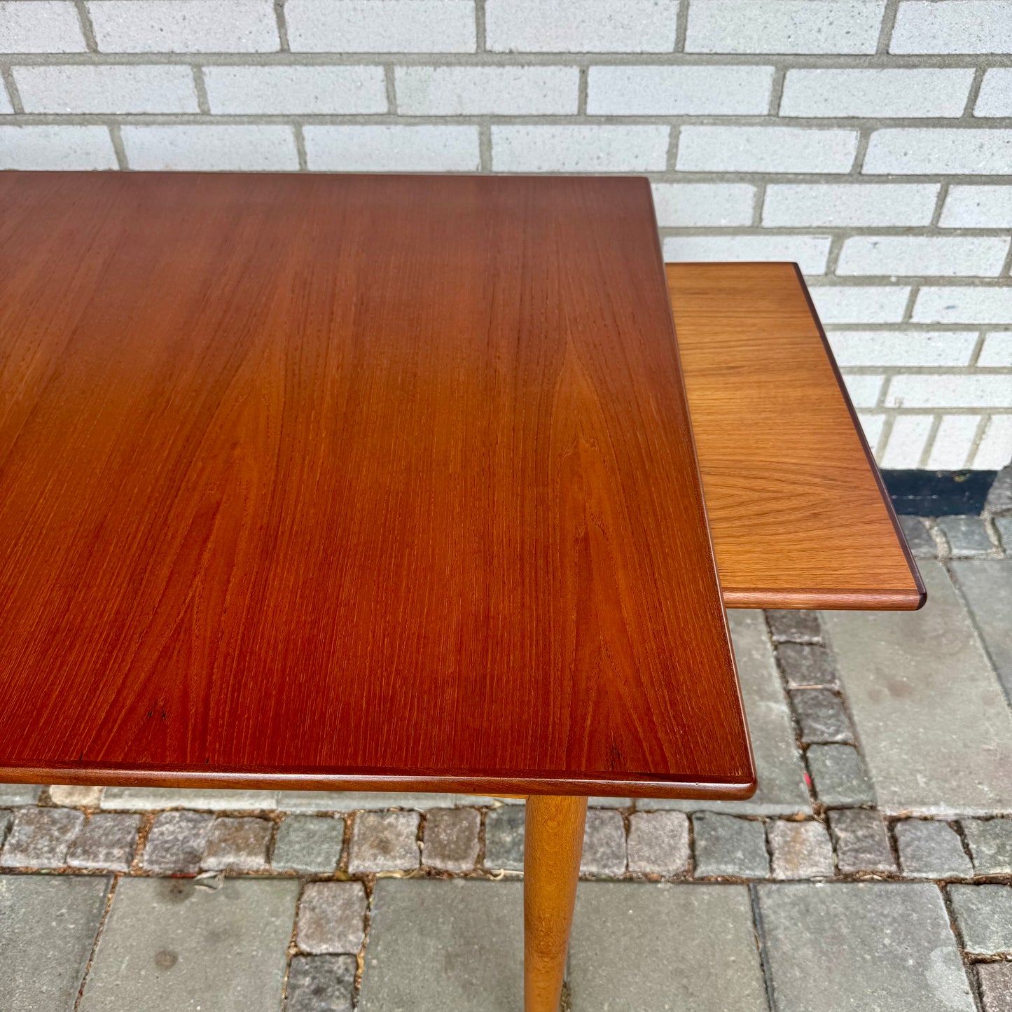 Matbord i ek och teak med dold inläggsskiva