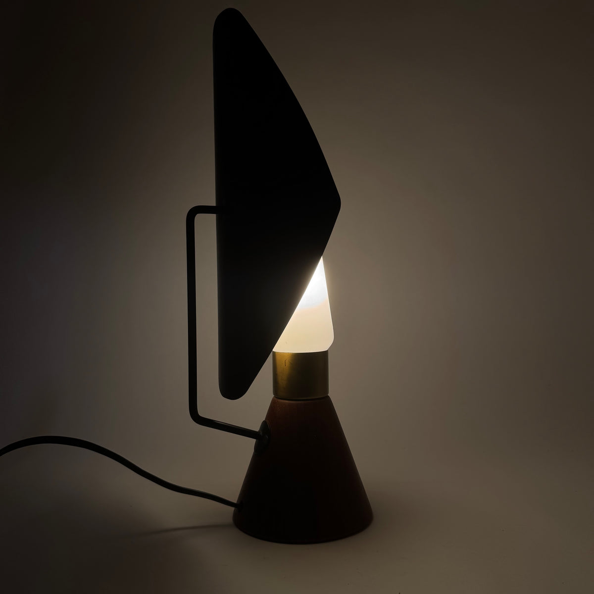 Bordslampa av Svend Aage Holm Sørensen för ASEA