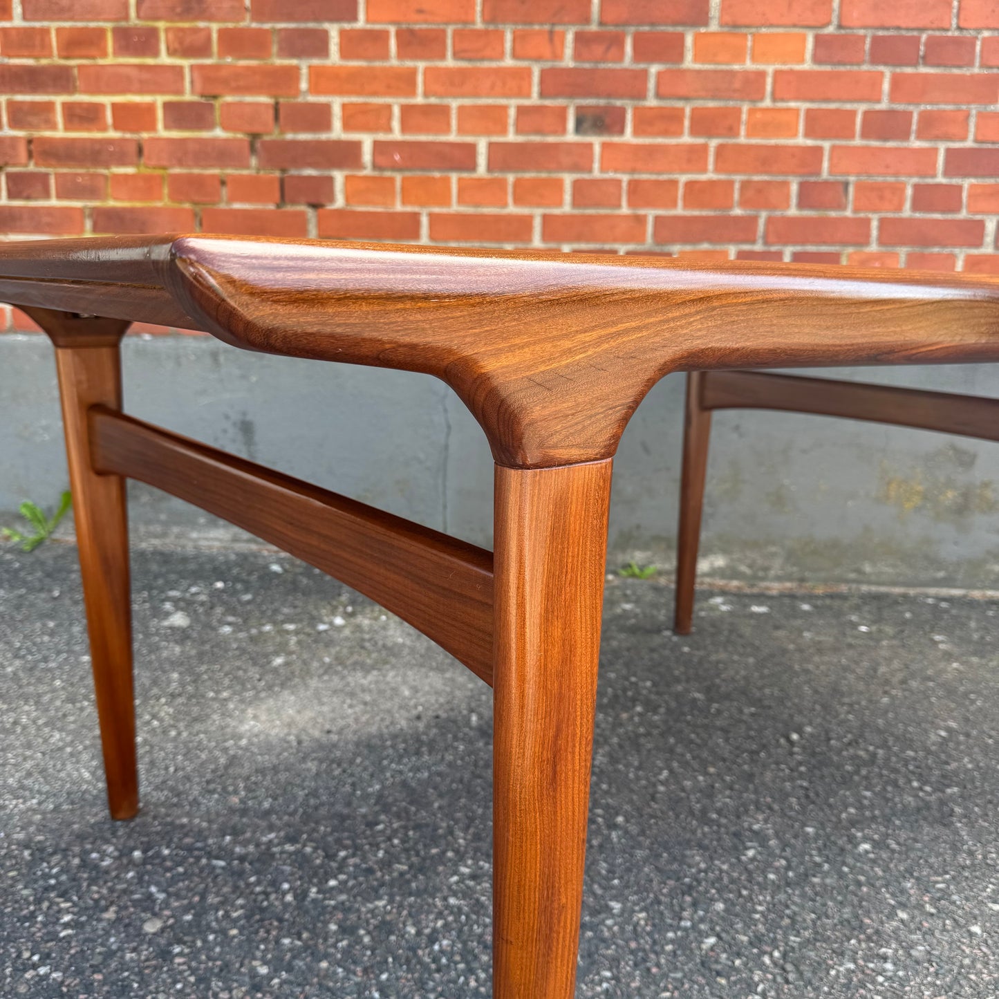 Matbord av Johannes Andersen för Uldum Møbelfabrik