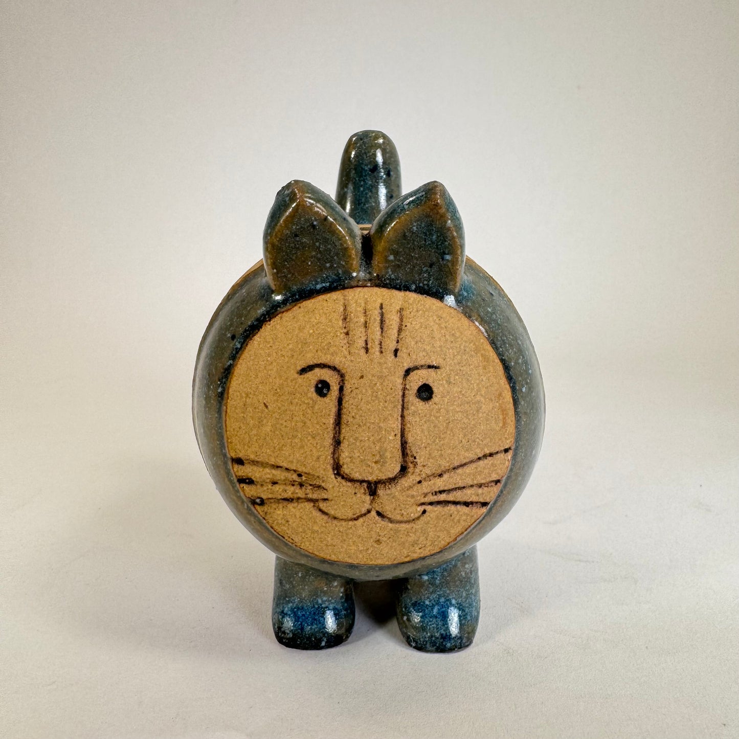 Stoneware cat from the series ”menageri” by Lisa Larson