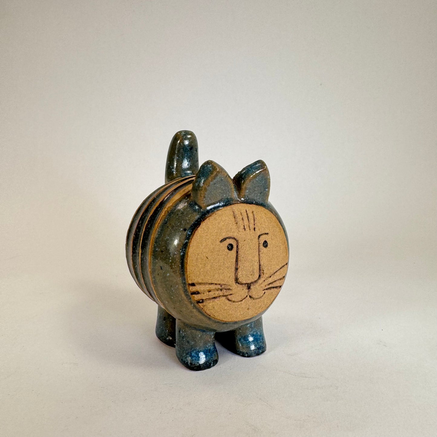 Stoneware cat from the series ”menageri” by Lisa Larson