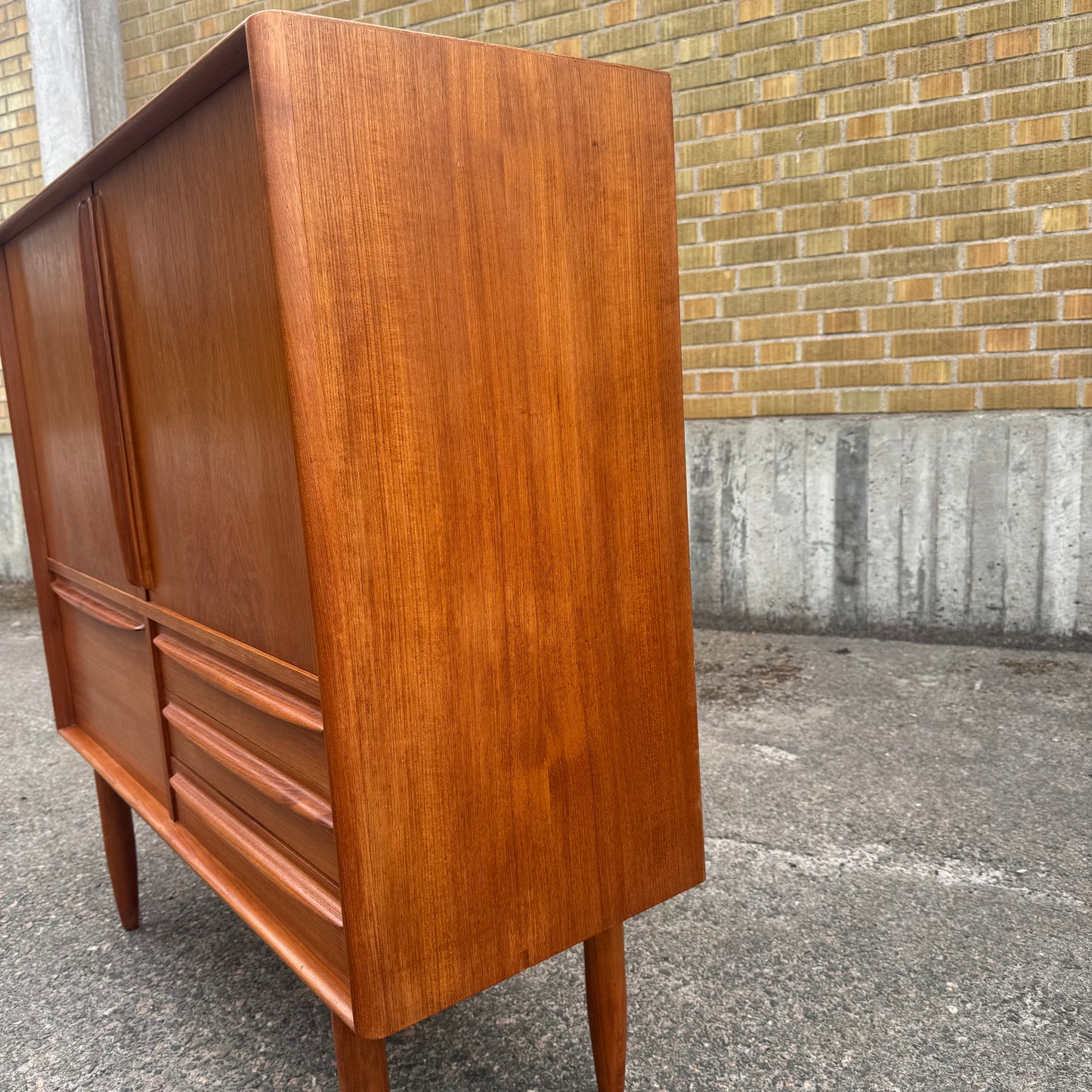 Danskt skåp i teak