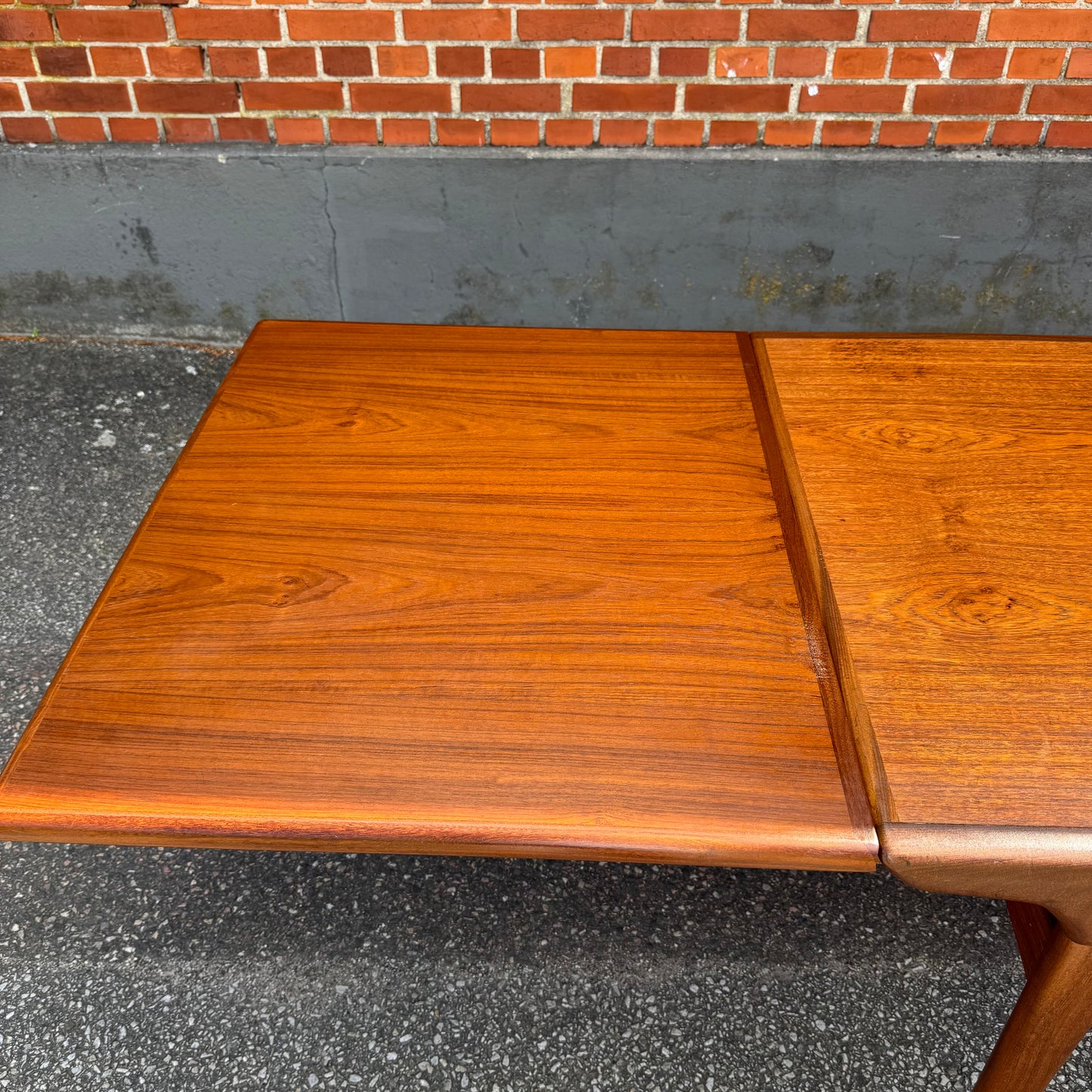 Matbord av Johannes Andersen för Uldum Møbelfabrik