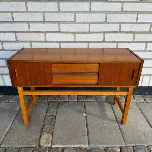 Nätt sidobyrå/sideboard i teak