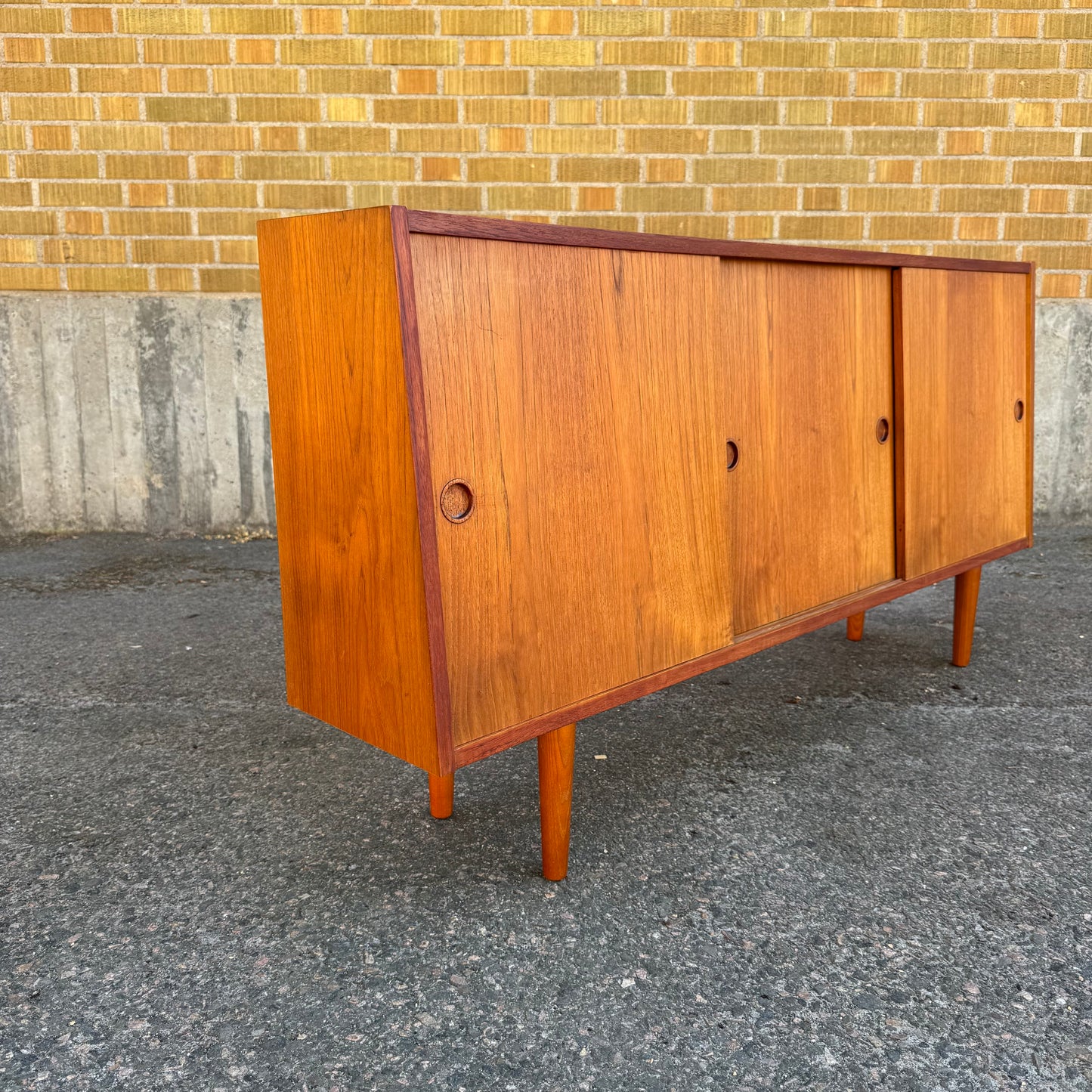 Sideboard med skjutdörrar