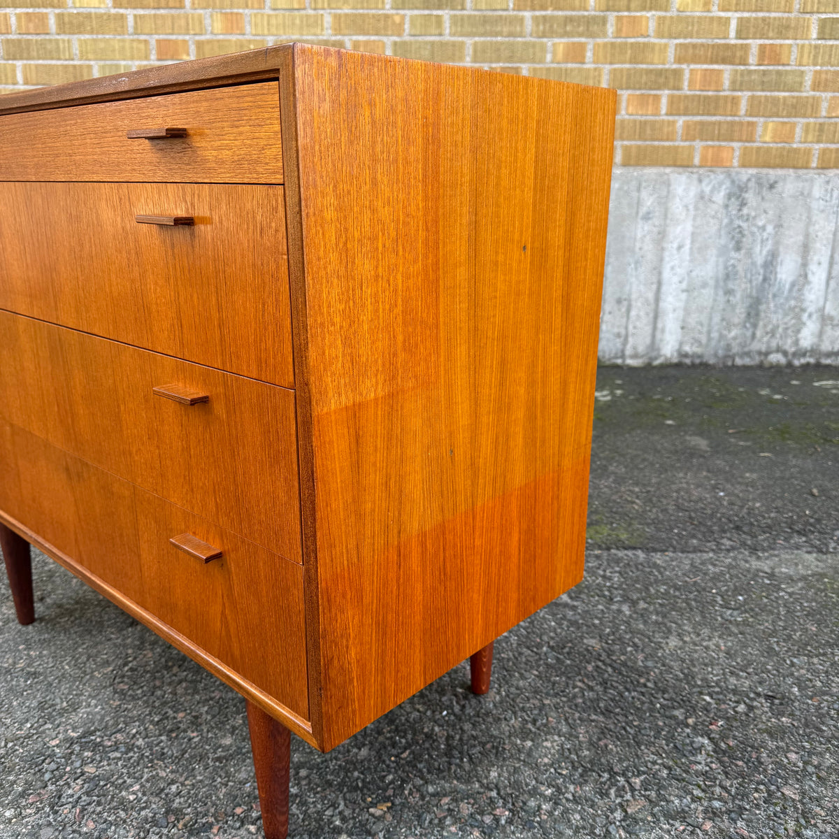 Byrå i teak