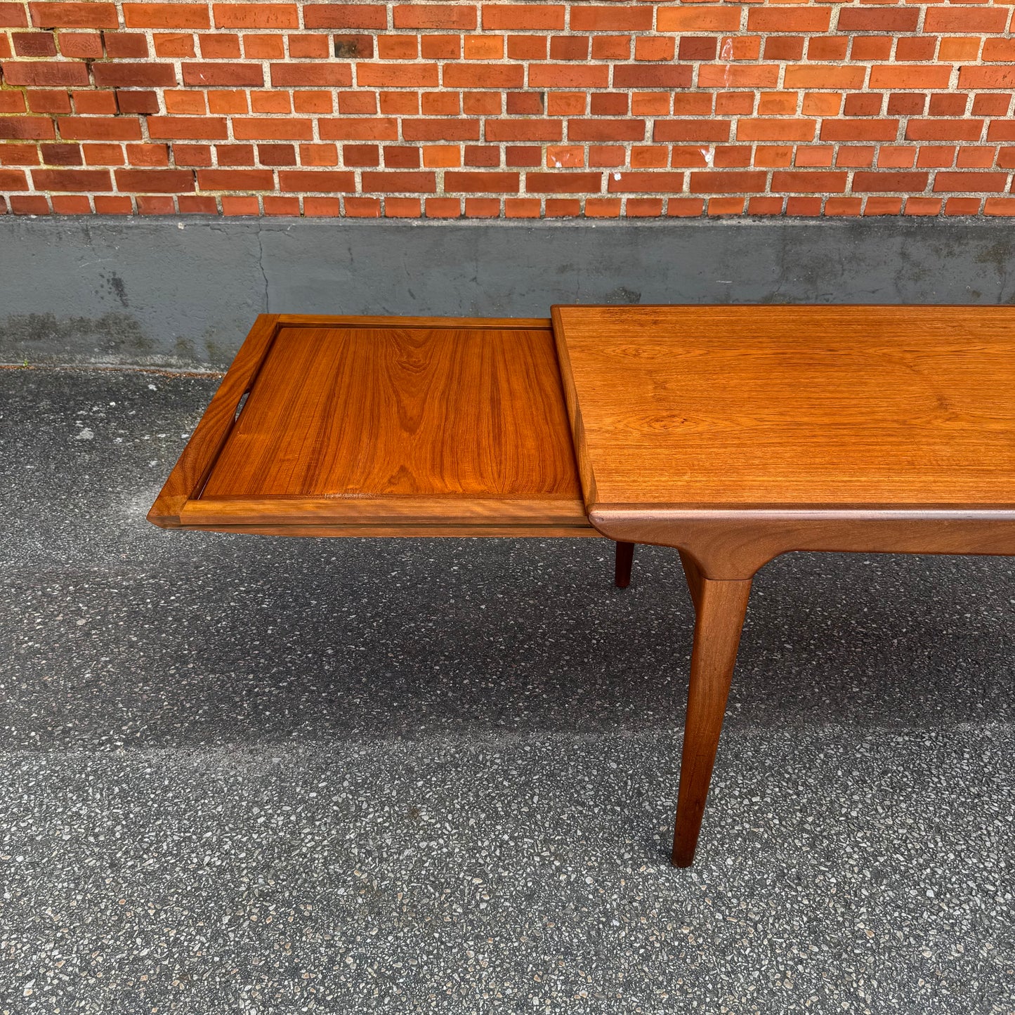 Matbord av Johannes Andersen för Uldum Møbelfabrik