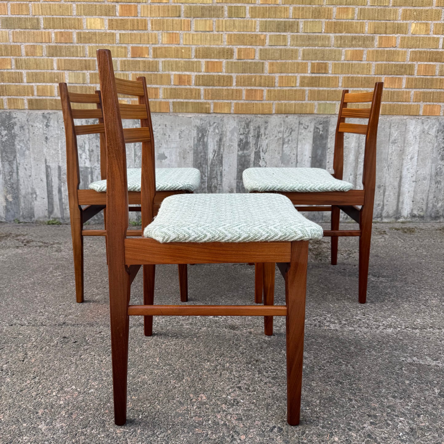 Set med tre matstolar i teak med senare klädsel