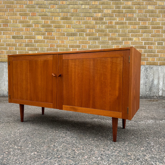 Sideboard i serien ”domi monte” av Nils Jonsson för Hugo Troeds, Bjärnum