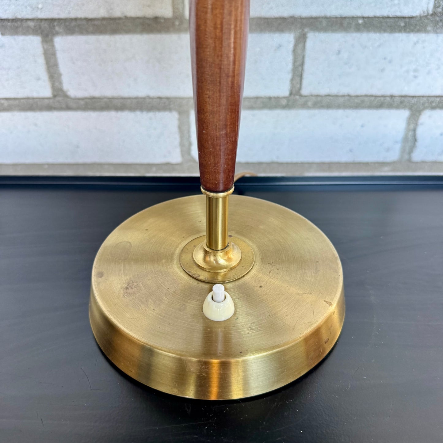 Bordslampa av Einar Bäckström