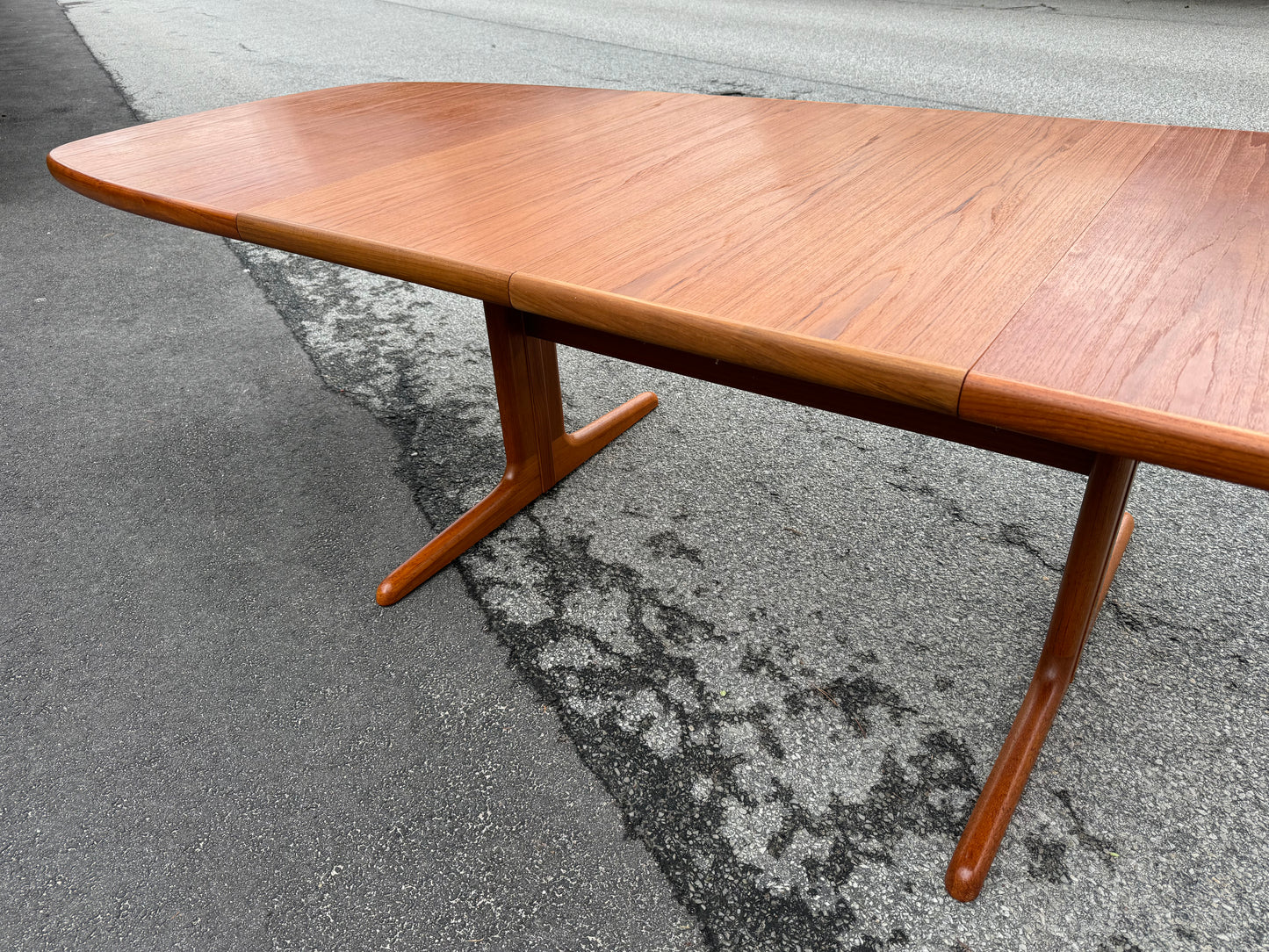 Dining table by Skovby Møbelfabrik