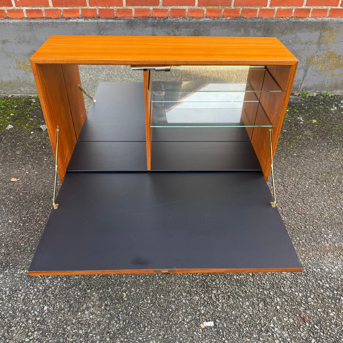 Barskåp i teak med belysning