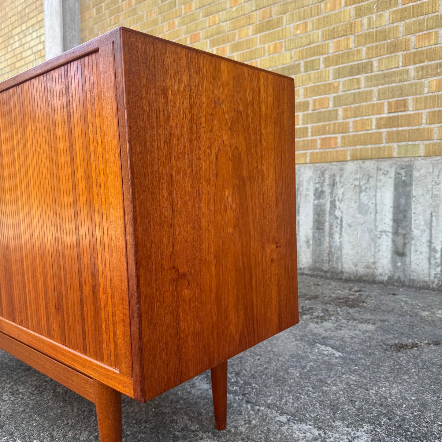 Sidebord i teak med julasidörrar