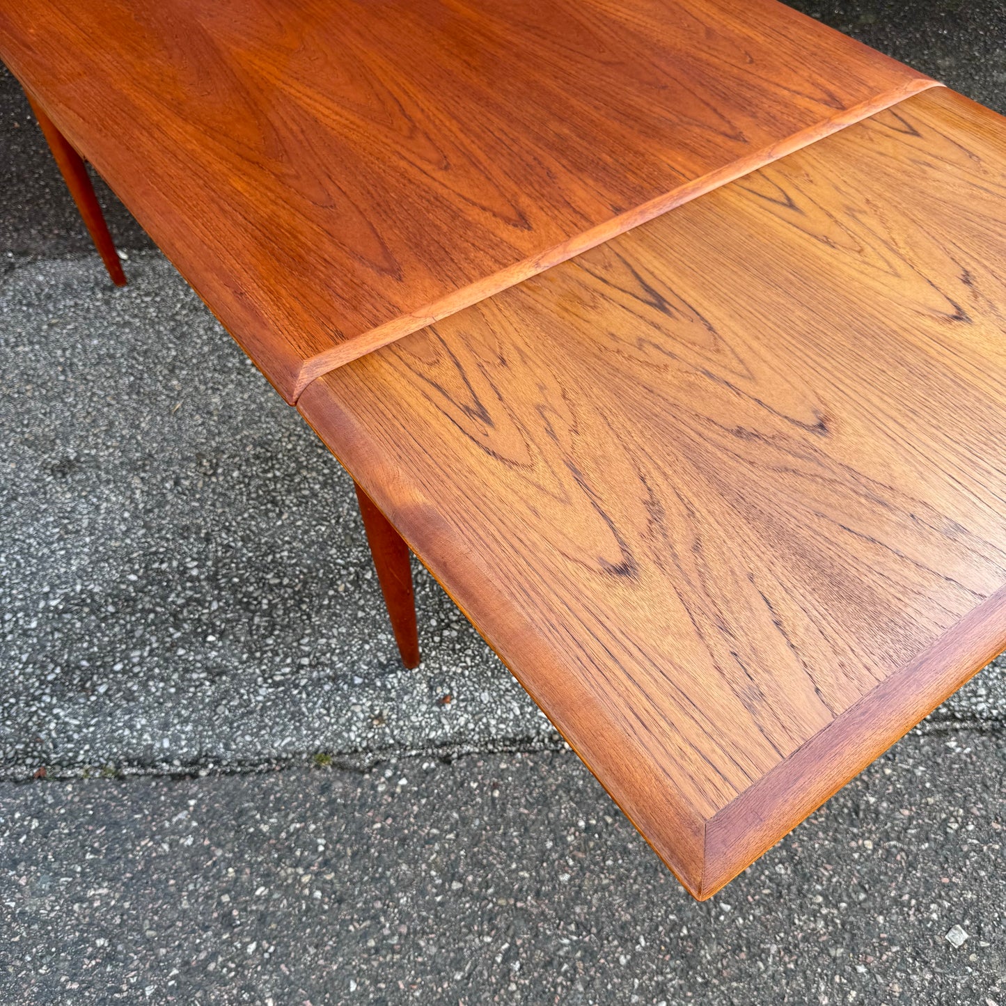 Danskt matbord med två utdragsskivor