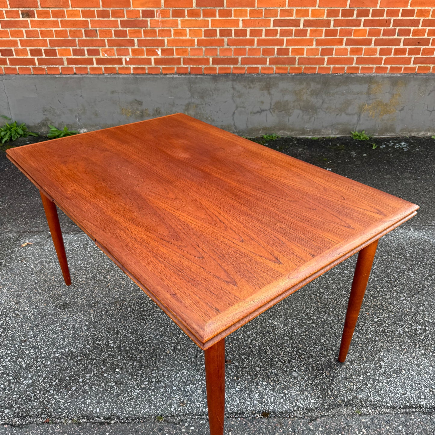 Danskt matbord med två utdragsskivor