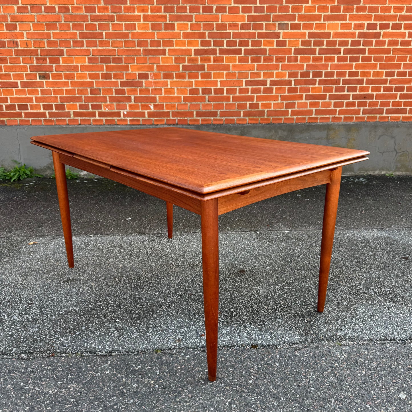 Danskt matbord med två utdragsskivor