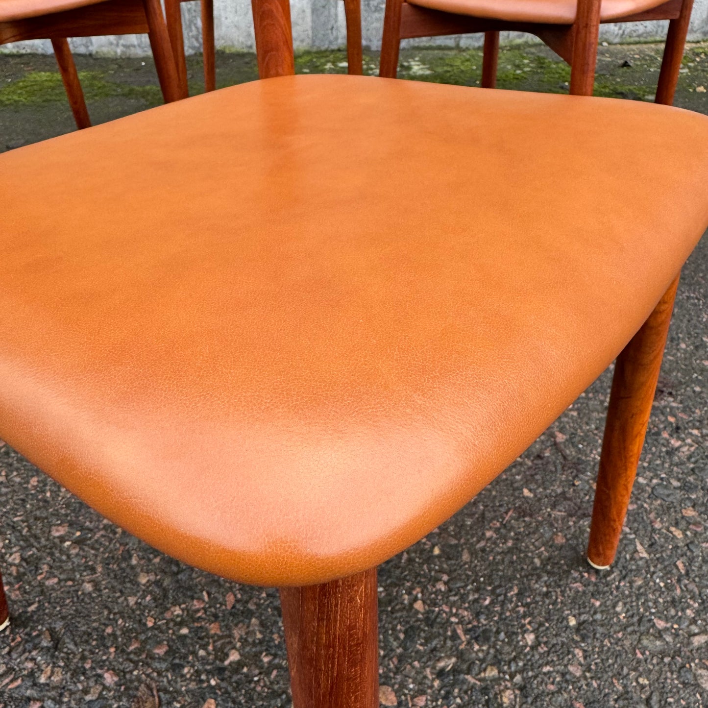 Set med fyra matstolar av Harry Østergaard