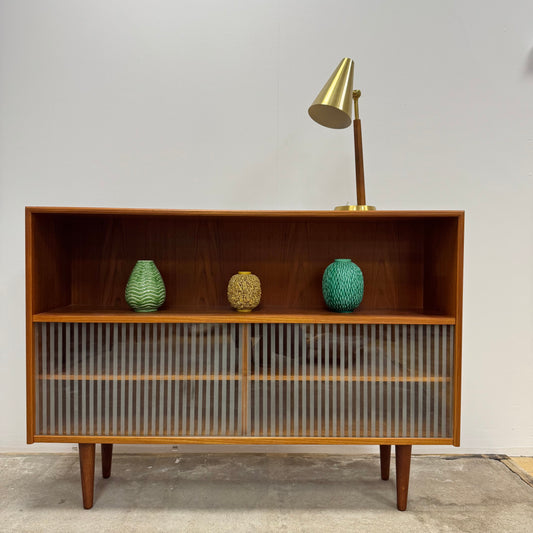 Nätt bokhylla med vitrindel