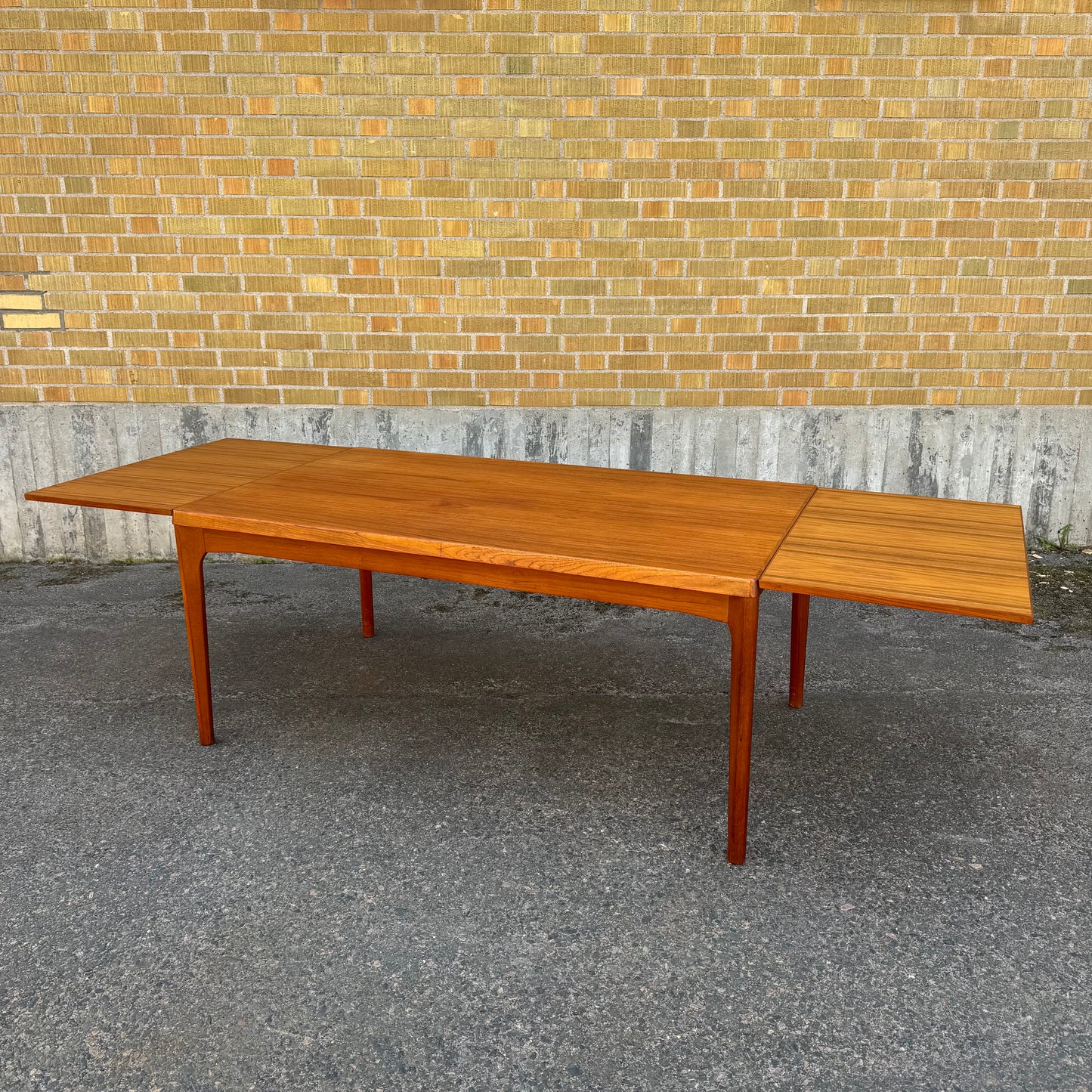 Matbord av Henning Kjærnulf för Vejle Stole og Møbelfabrik