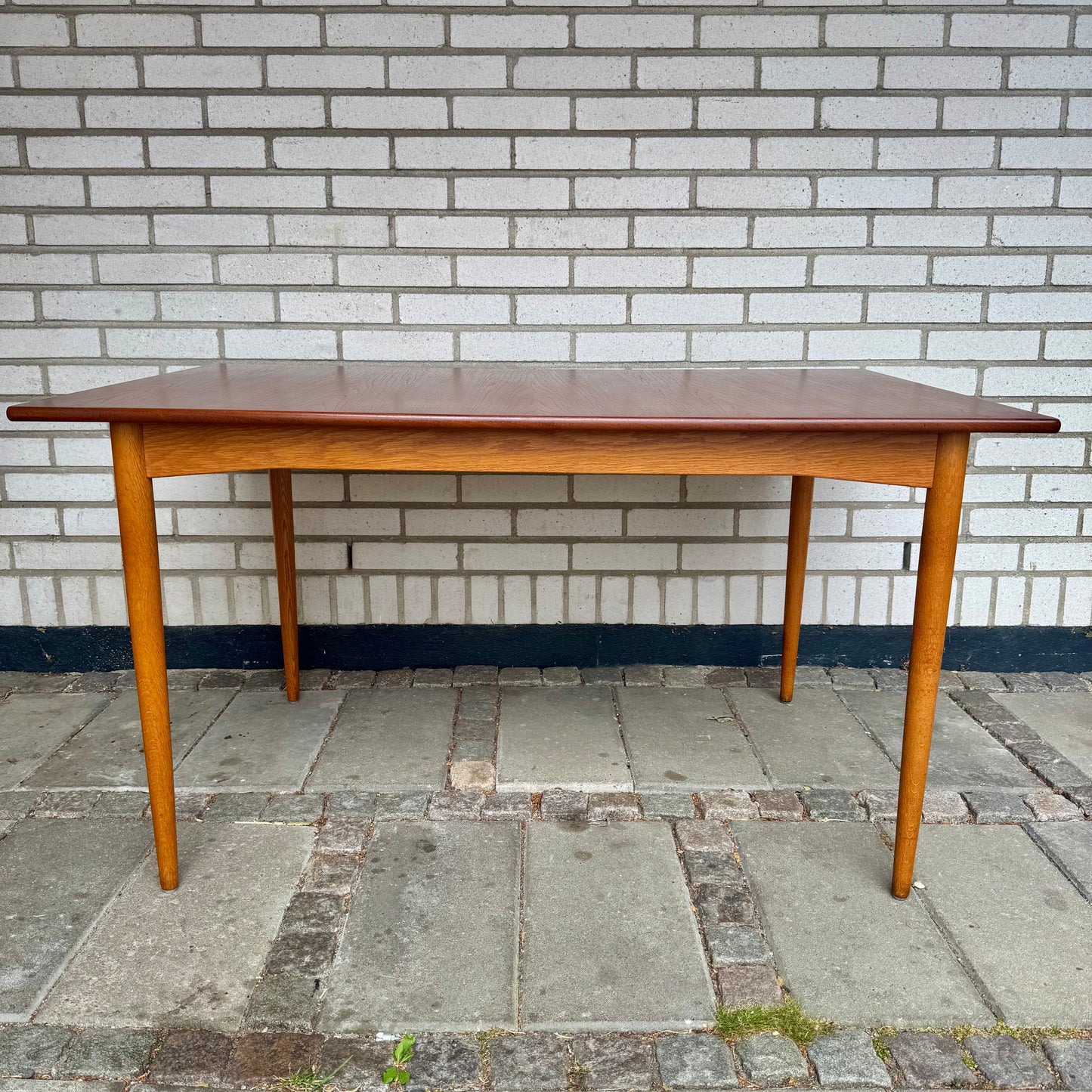 Matbord i ek och teak med dold inläggsskiva