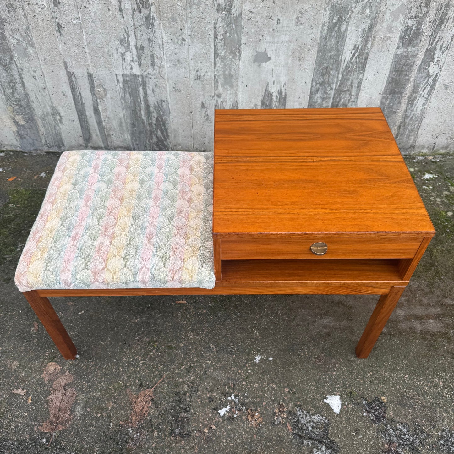 Hallmöbel i valnöt