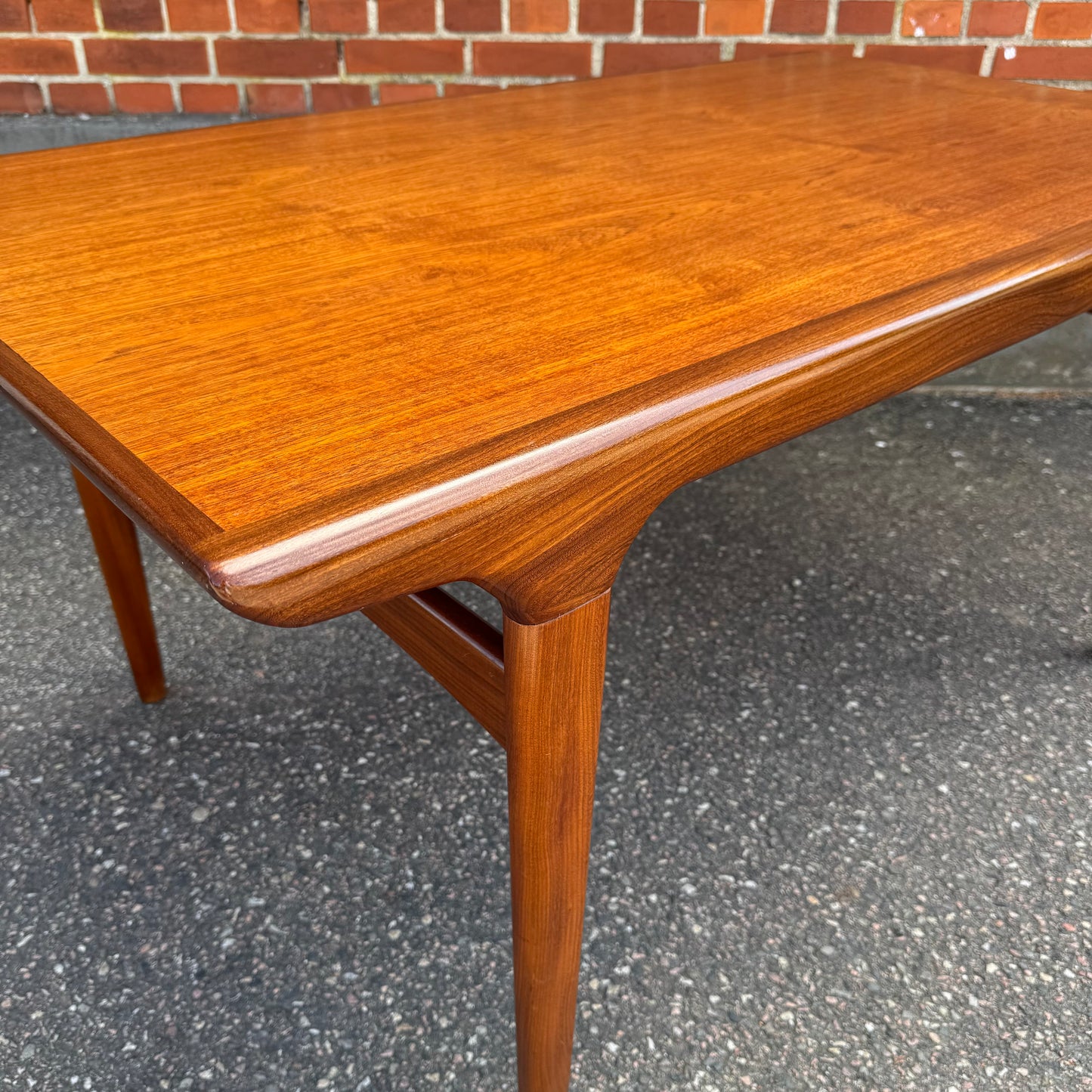 Matbord av Johannes Andersen för Uldum Møbelfabrik