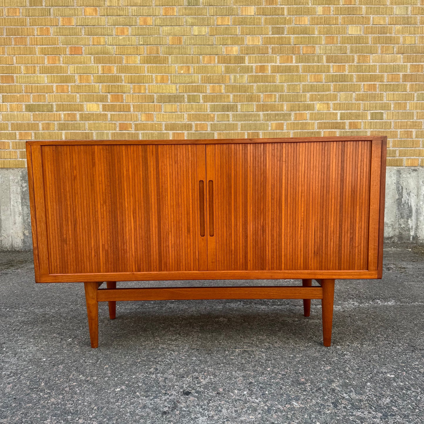 Sidebord i teak med julasidörrar