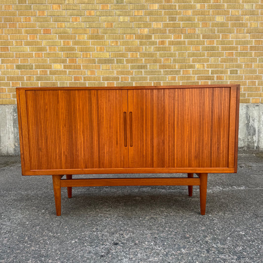 Sidebord i teak med julasidörrar