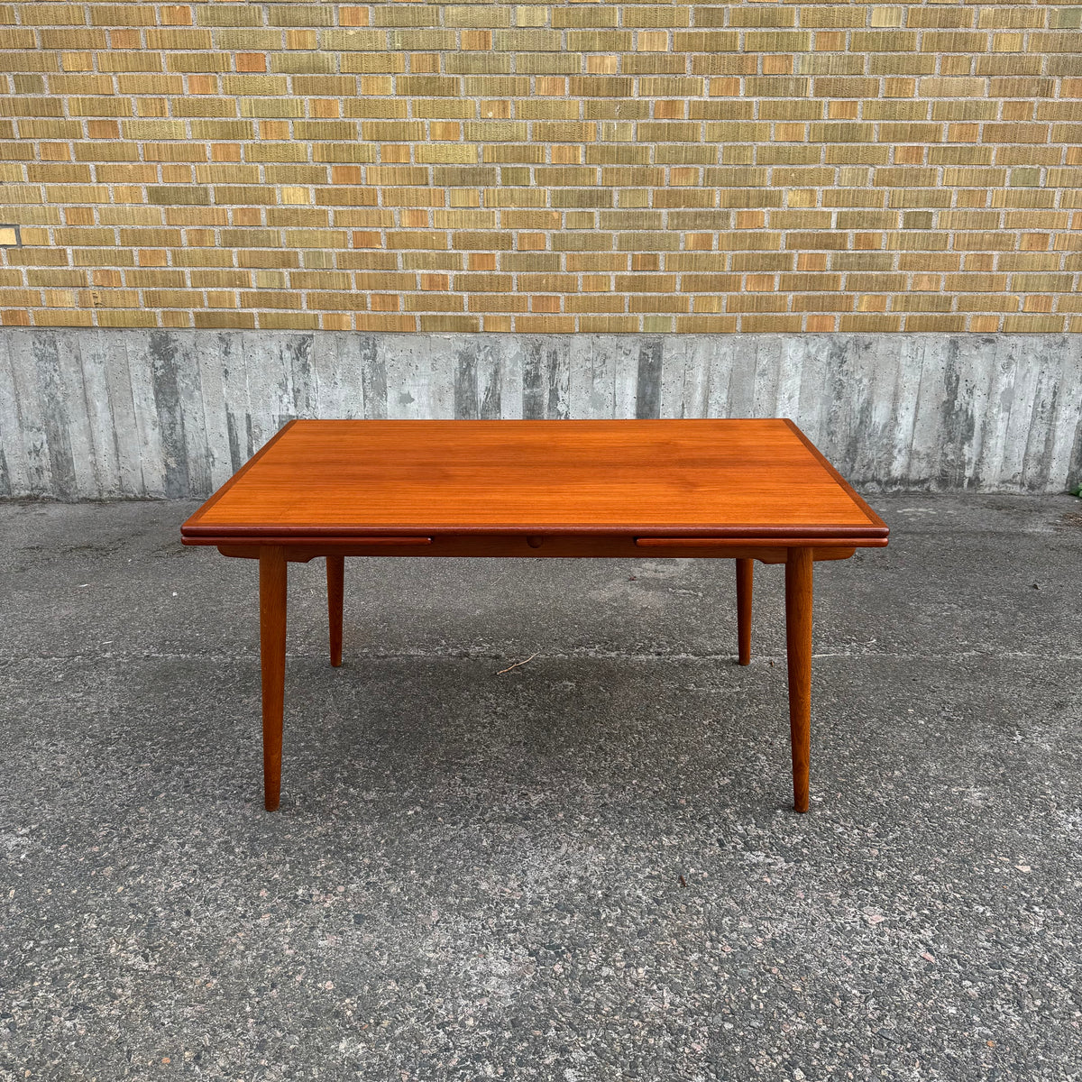 Modell AT-312 av Hans J. Wegner för Andreas Tuck