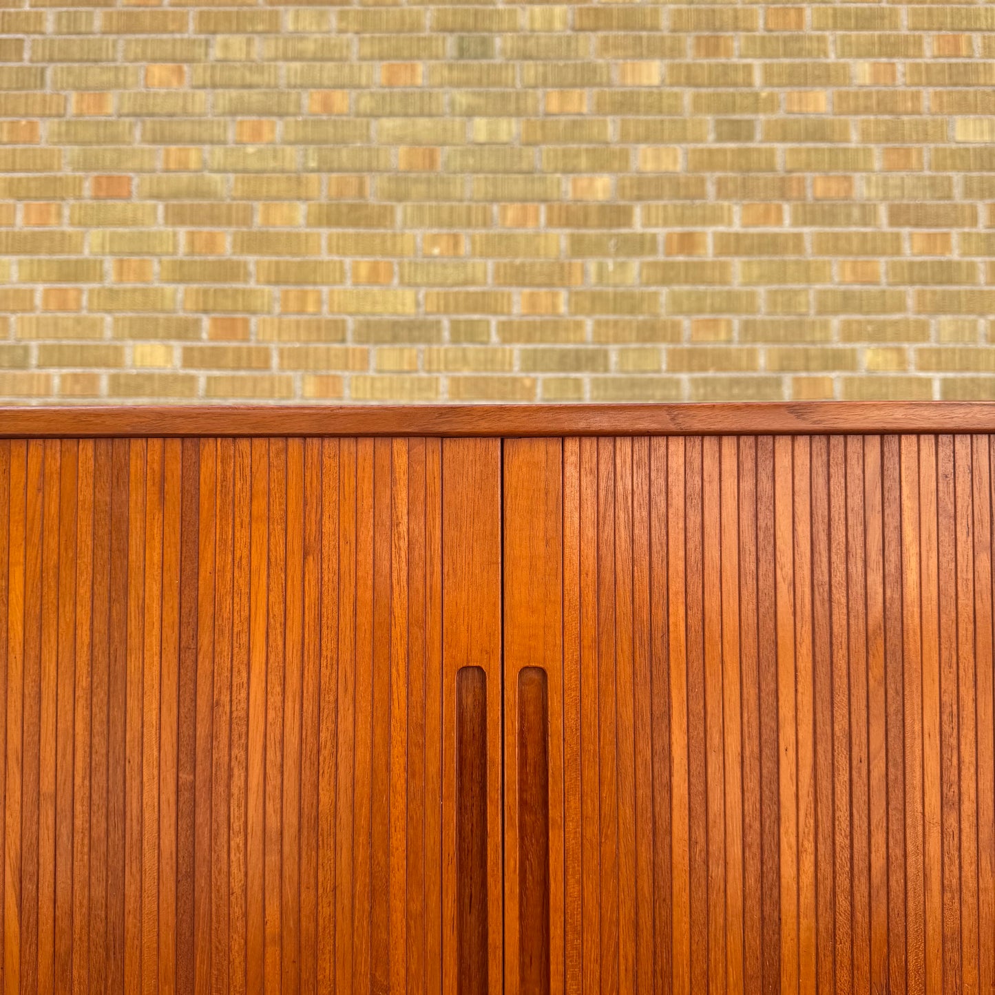 Sidebord i teak med julasidörrar