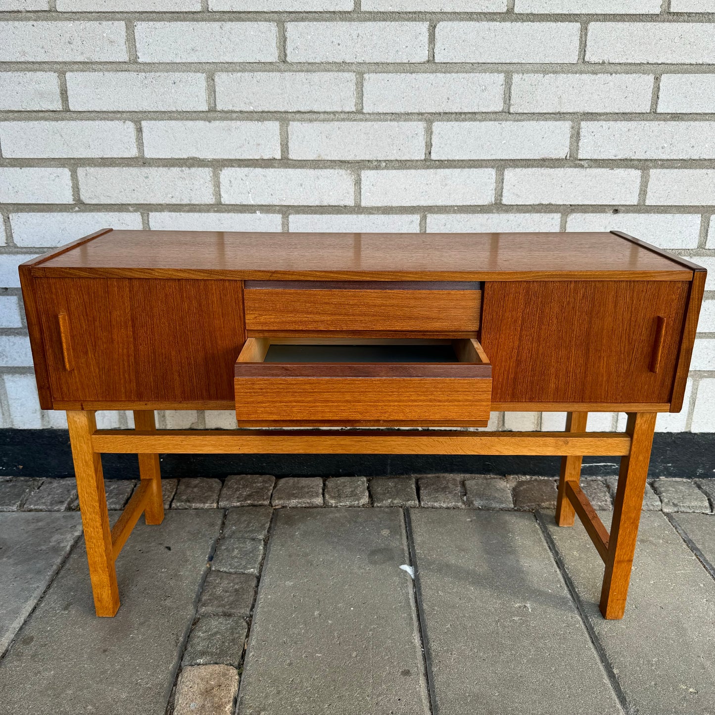 Nätt sidobyrå/sideboard i teak