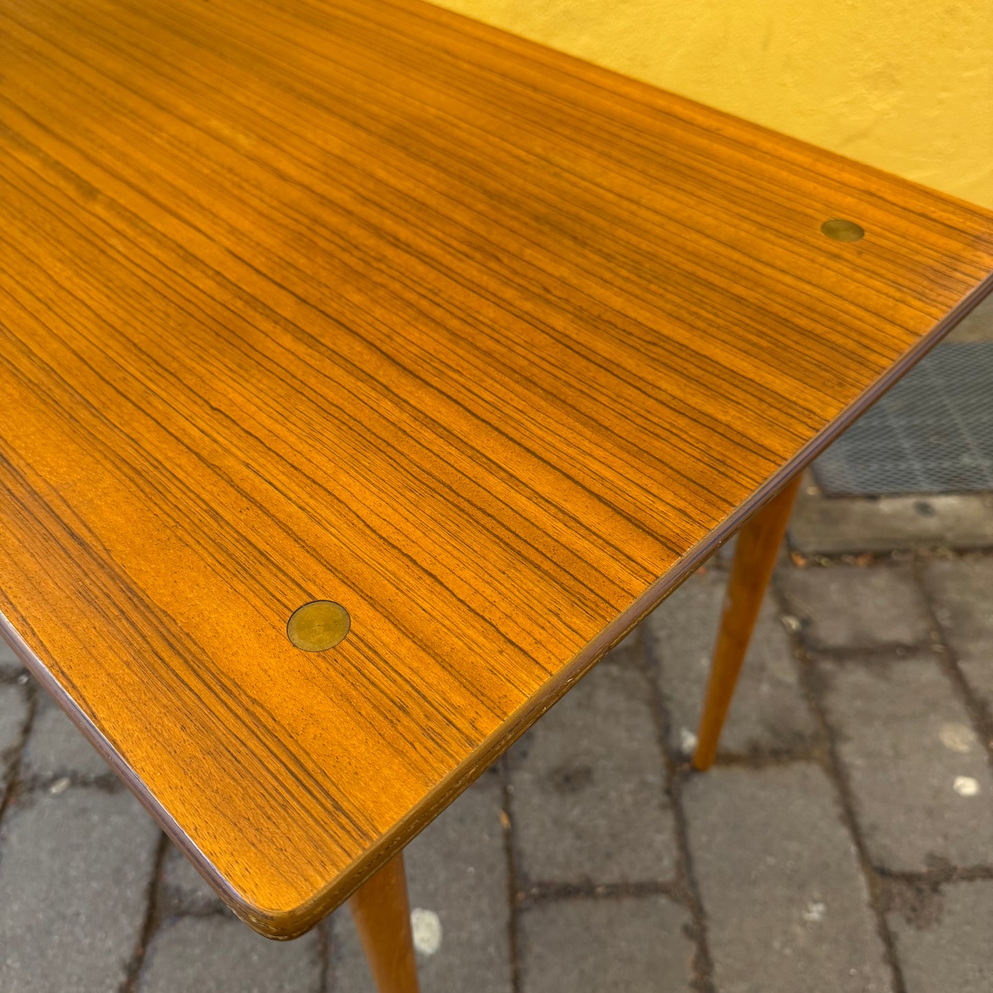 Sidobord med mässingsetaljer