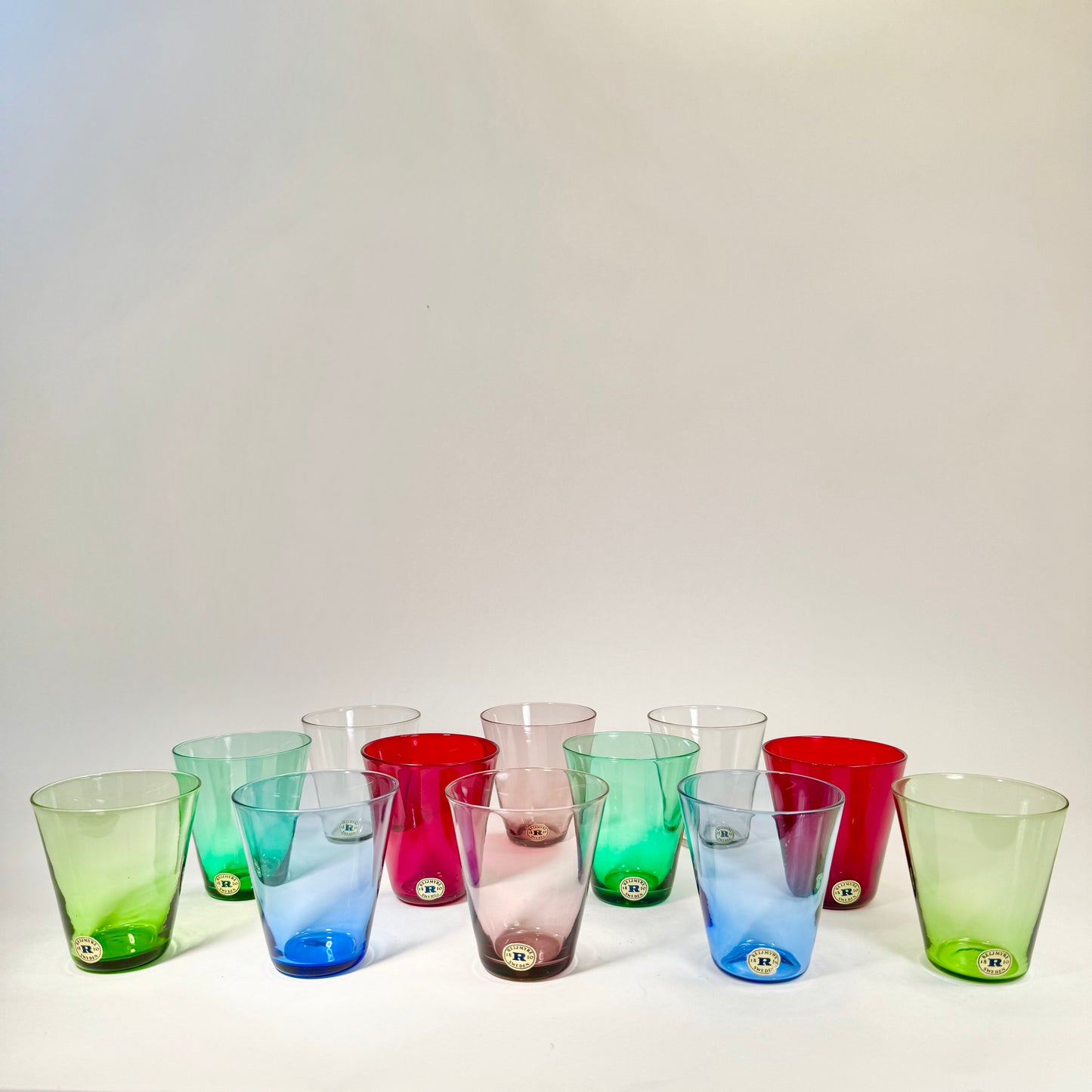 12 glas i serien ”mambo” av Lennart Rosén för Reijmyre