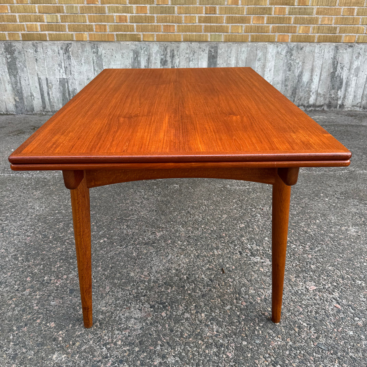 Modell AT-312 av Hans J. Wegner för Andreas Tuck