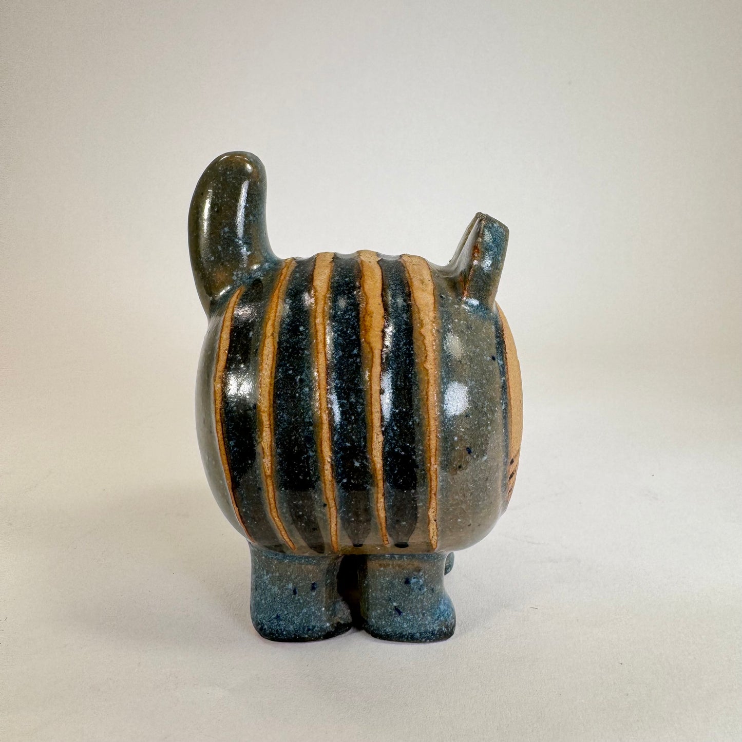 Stoneware cat from the series ”menageri” by Lisa Larson