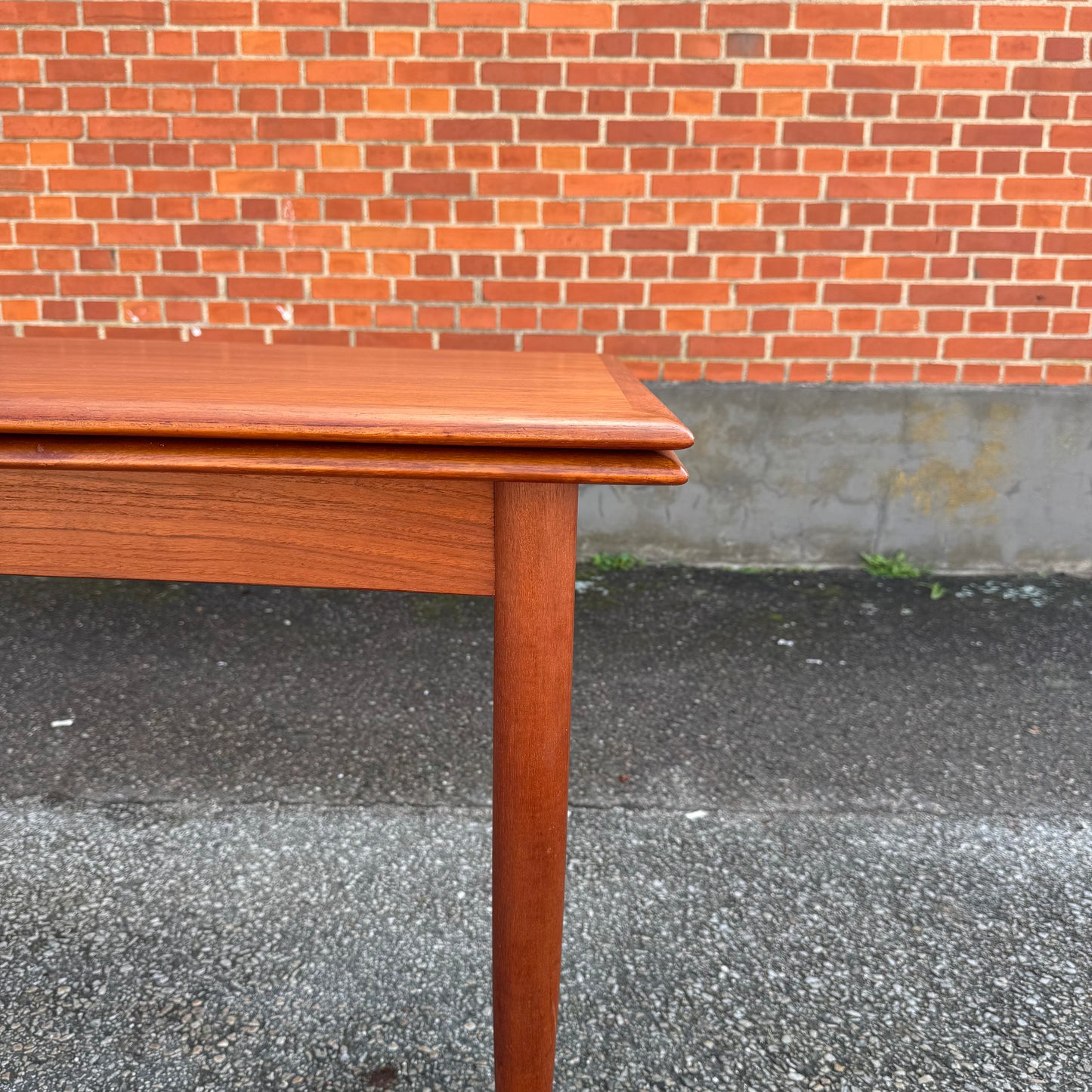 Danskt matbord med två utdragsskivor