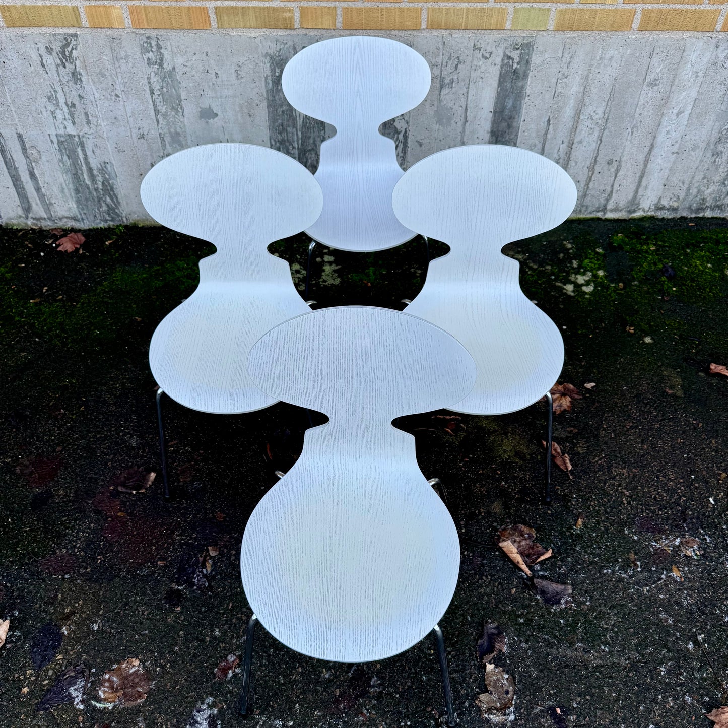 Set med fyra ”myran” stolar av Arne Jacobsen